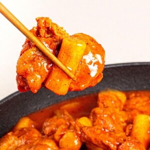 [홍익상회] 춘천닭갈비떡볶이 900g x 2팩 매콤달콤 특제소스